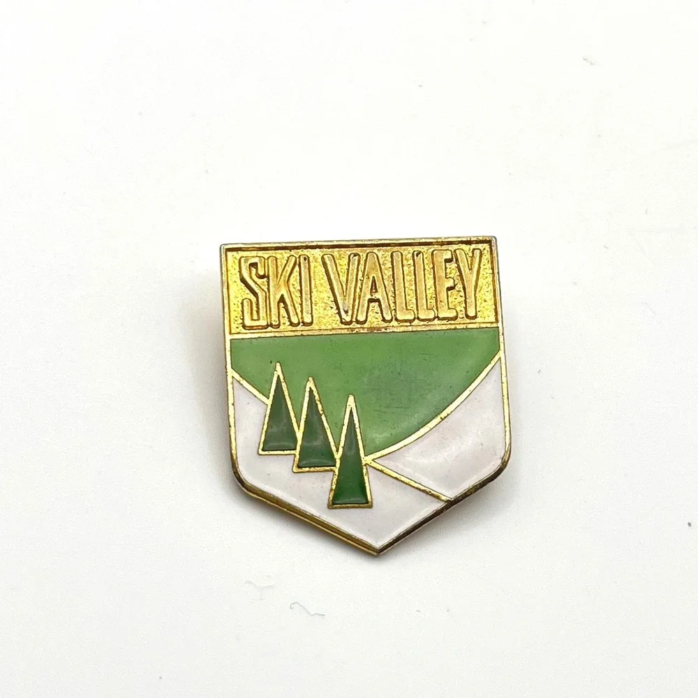 Vintage Ski Valley Lost Areas Naples New York‎ Enamel Pin Gold Tone Shield